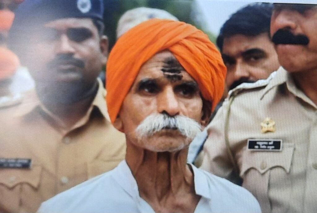 kolhapurchi dangal sambhaji bhide yani petvali jitendra avhad mahnatata 7 कोल्हापूरची दंगल संभाजी भिडे यांनी पेटवली अस जितेंद्र आव्ह्डा म्हणतात 